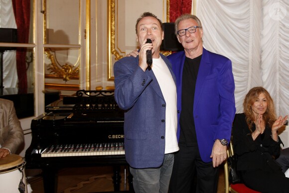 Julien Lepers et Herbert Leonard, lors de la Fête de la musique en présence d'Alexandre Orlov, ambassadeur de la Fédération de Russie, le jeudi 18 juin 2015.