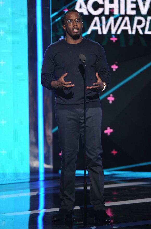 Diddy remet à Smokey Robinson le Lifetime Achievement Award lors des BET Awards 2015, au Microsoft Theater. Los Angeles, le 28 juin 2015.