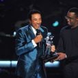 Diddy remet à Smokey Robinson le Lifetime Achievement Award lors des BET Awards 2015, au Microsoft Theater. Los Angeles, le 28 juin 2015.