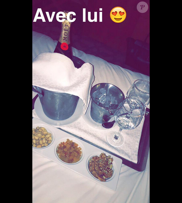 Amélie Neten amoureuse : soirée champagne au lit avec son boyfriend !