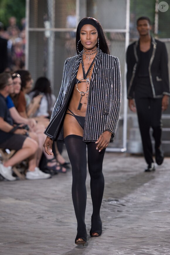 Naomi Campbell défile pour Givenchy (collections homme printemps-été 2016 et haute couture automne-hiver 2015-2016) à Paris le 26 juin 2015.