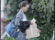 REPORTAGE PHOTOS : Jessica Alba, invitez-la à diner... elle vient les bras chargés de cadeaux !