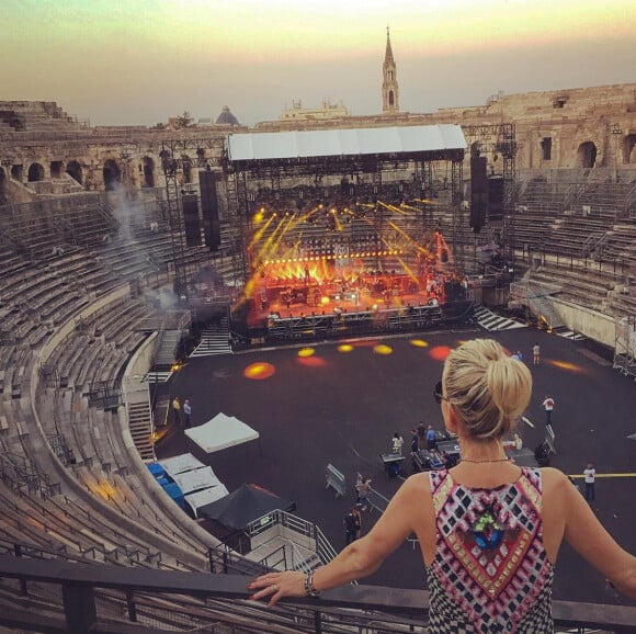 Laeticia Hallyday assiste aux dernières répétitions de Johnny dans les arène de Nîmes, le 1er juillet 2015.