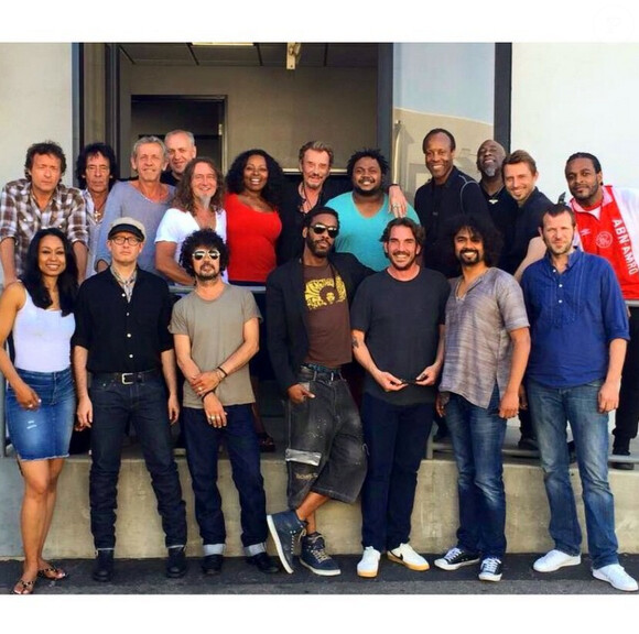 Johnny Hallyday entouré de toute l'équipe de sa tournée dont son manager Sébastien Farran et son directeur musical Yarol Poupaud. À Los Angeles, juin 2015.