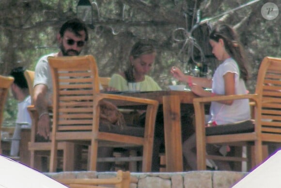 Andrea Pirlo, lors d'une pause déjeuner en vacances à Ibiza avec sa compagne Valentina Baldini et sa fille Angela, le 2 juillet 2015