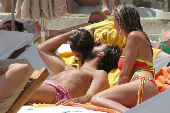 Andrea Pirlo, tendre avec sa fille Angela lors de ses vacances à Ibiza avec sa compagne Valentina Baldini, le 2 juillet 2015