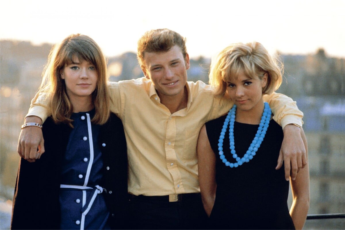 Photo : Françoise Hardy, Johnny Hallyday et Sylvie Vartan posent sous  l'objectif de Jean-Marie Périer dans les années 60. Cliché publié dans  l'ouvrage 100 photos de Jean-Marie Périer pour la liberté de