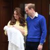 Kate Middleton et le prince William avec leur fille la princesse Charlotte de Cambridge à la sortie de la maternité Lindo le 2 mai 2015, à Londres.
