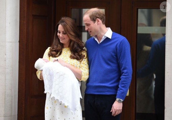 Kate Middleton et le prince William avec leur fille la princesse Charlotte de Cambridge à la sortie de la maternité Lindo le 2 mai 2015, à Londres.