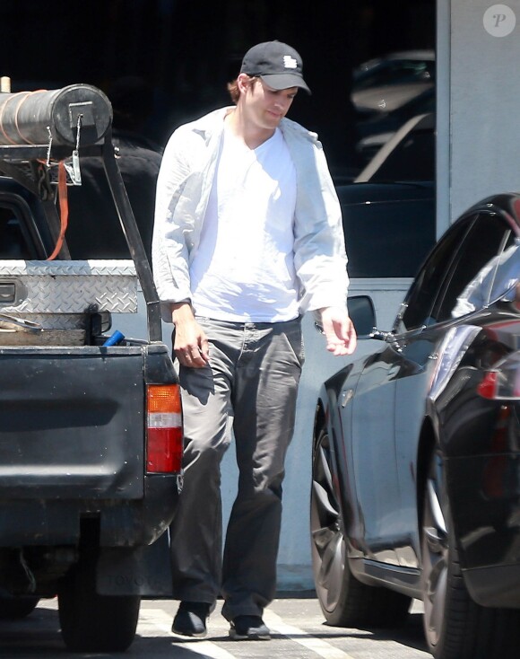 Exclusif - Ashton Kutcher prend de l'essence à Studio City, le 2 juillet 2015.