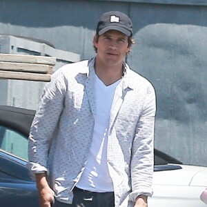 Exclusif - Ashton Kutcher prend de l'essence à Studio City, le 2 juillet 2015