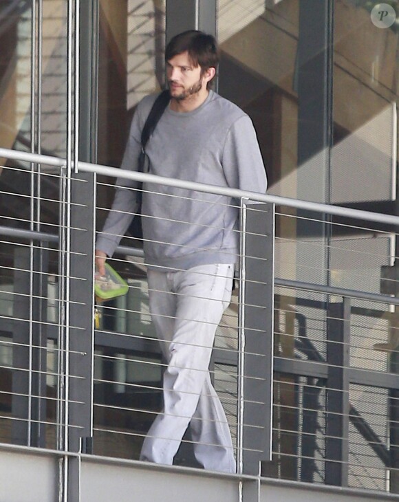 Exclusif - Ashton Kutcher se rend à son bureau à Beverly Hills, le 11 mai 2015