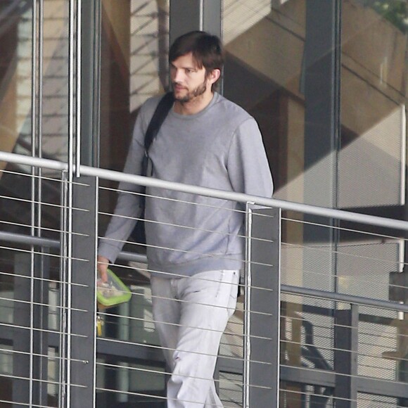 Exclusif - Ashton Kutcher se rend à son bureau à Beverly Hills, le 11 mai 2015