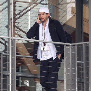 Exclusif - Ashton Kutcher se rend à son bureau à Beverly Hills, le 22 avril 2015 
