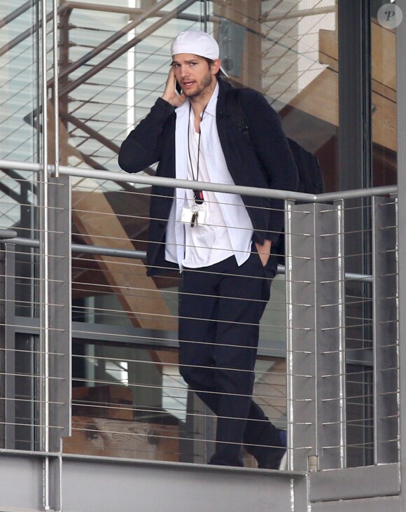 Exclusif - Ashton Kutcher se rend à son bureau à Beverly Hills, le 22 avril 2015 