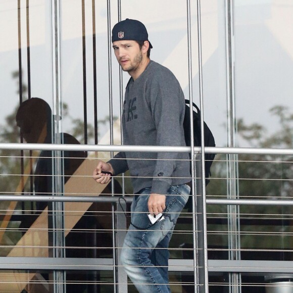 Exclusif - Ashton Kutcher se rend à son bureau à Beverly Hills, le 20 avril 2015