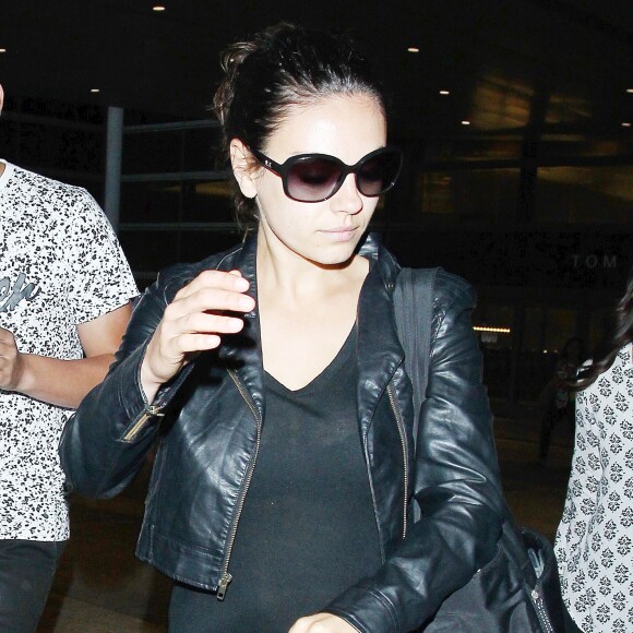 Mila Kunis arrive à l'aéroport de Los Angeles le 25 juin 2015