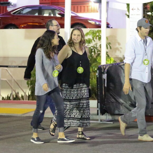 Ashton Kutcher et Mila Kunis se rendent au concert de U2, le 27 mai 2015 à Inglewood.