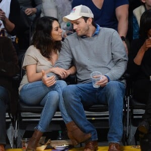 Mila Kunis et son fiancé Ashton Kutcher très amoureux et très complices au match de basket des Lakers à Oklahoma City, le 19 décembre 2014