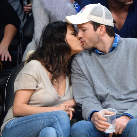 Mila Kunis et son fiancé Ashton Kutcher très amoureux et très complices au match de basket des Lakers à Oklahoma City, le 19 décembre 2014.