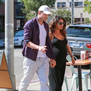 Exclusif - Prix Spécial - Mila Kunis enceinte et son fiancé Ashton Kutcher vont prendre un petit-déjeuner à Venice, le 17 septembre 2014. 