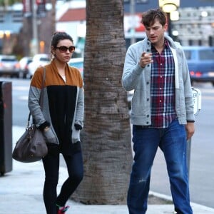 Ashton Kutcher et sa fiancée Mila Kunis vont diner au restaurant à Studio City, le 3 mars 2014. 