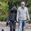 Ashton Kutcher et sa fiancée Mila Kunis promènent leurs chiens à Los Angeles. Le 01 Mars 2014 
