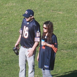 Exclusif - No Web - No Blog - Prix Special - Mila Kunis et son petit ami Ashton Kutcher dans un parc a Los Angeles, le 1er decembre 2013.  