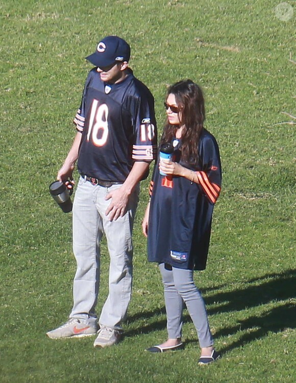 Exclusif - No Web - No Blog - Prix Special - Mila Kunis et son petit ami Ashton Kutcher dans un parc a Los Angeles, le 1er decembre 2013.  