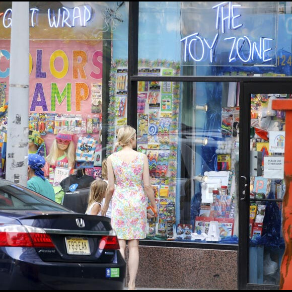 Exclusif : L'actrice américaine Kelly Rutherford avec ses enfants Helena et Hermes font des courses dans un magasin de jouets avant de revenir à leur immeuble à New York le 5 Juillet 2015. Après 3 ans de lutte, l'actrice Kelly Ruther­ford a enfin retrouvé ses enfants. Elle a obtenu de passer l'été avec eux aux États-Unis. Pour Kelly Ruther­ford, l'attente est désor­mais termi­née. Daniel Giersch, son ex-mari, avait obtenu la garde en 2012 et les avait emme­nés vivre avec lui à Monaco. En mai dernier, la justice améri­caine était reve­nue sur cette déci­sion. Kelly Ruther­ford avait alors obtenu la garde exclu­sive, de Hermes, 8 ans et Helena, 5 ans. Daniel Giersch était lui accusé de n'avoir pas respecté ses obli­ga­tions en matière de garde en empê­chant leur mère de les voir.#
