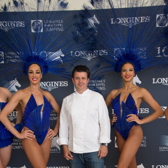 Exclusif - Prix Spécial - No Tabloïd - No Web No Blog - Frédéric Vardon - Photocall avec les danseuses du Lido lors du Longines Paris Eiffel Jumping au Champ-de-Mars à Paris, le 5 juillet 2015.