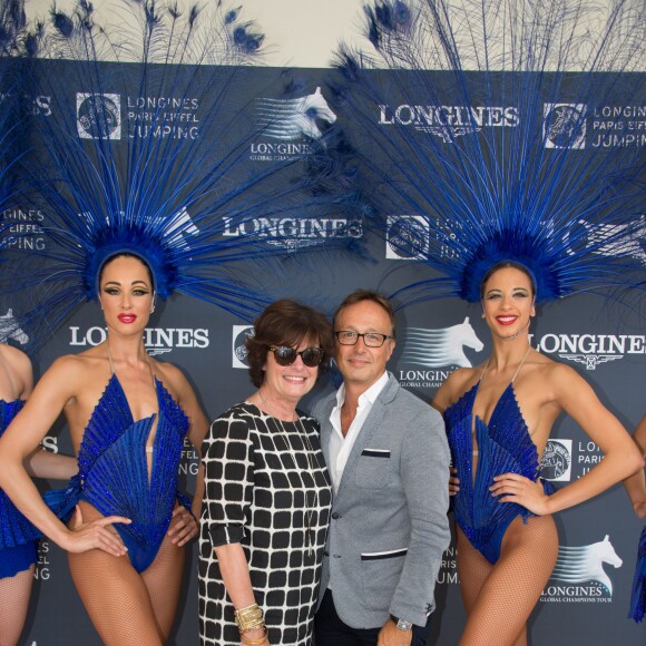 Exclusif - Prix Spécial - No Tabloïd - No Web No Blog - Anne Cassel et Hervé Duperret - Photocall avec les danseuses du Lido lors du Longines Paris Eiffel Jumping au Champ-de-Mars à Paris, le 5 juillet 2015.