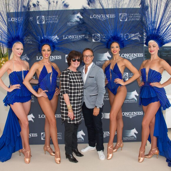 Exclusif - Prix Spécial - No Tabloïd - No Web No Blog - Anne Cassel et Hervé Duperret - Photocall avec les danseuses du Lido lors du Longines Paris Eiffel Jumping au Champ-de-Mars à Paris, le 5 juillet 2015.
