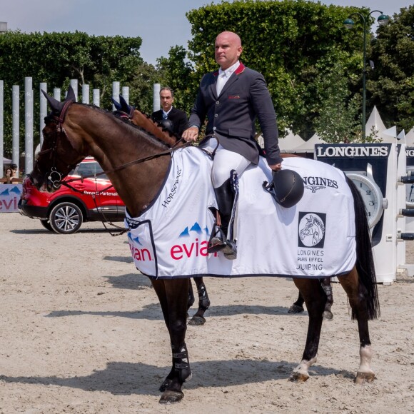 Gustavo Mirabal - Remise du prix Evian lors du Longines Paris Eiffel Jumping au Champ-de-Mars à Paris, le 5 juillet 2015.  No web - No blog pour Belgique/Suisse "Evian" prize during the Longines Paris Eiffel Jumping on July 5th, 2015.05/07/2015 - Paris