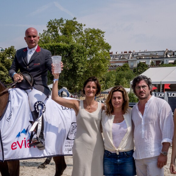 Gustavo Mirabal, Guest, Coco Coupérie-Eiffel et Christophe Bonnat - Remise du prix Evian lors du Longines Paris Eiffel Jumping au Champ-de-Mars à Paris, le 5 juillet 2015.  No web - No blog pour Belgique/Suisse "Evian" prize during the Longines Paris Eiffel Jumping on July 5th, 2015.05/07/2015 - Paris