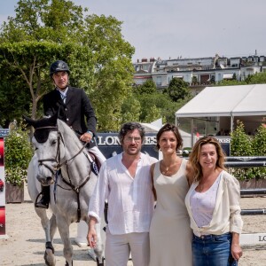 Joao Roberto Marinho, Christophe Bonnat, Guest et Coco Coupérie Eiffel - Remise d'un prix lors du Longines Paris Eiffel Jumping au Champ-de-Mars à Paris, le 5 juillet 2015.  No web - No blog pour Belgique/Suisse People being awarded with a prize during the Longines Paris Eiffel Jumping on July 5th, 2015.05/07/2015 - Paris