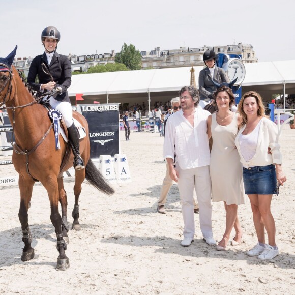 Maria Margarita Vargas, Christophe Bonnat, Guest et Coco Coupérie-Eiffel - Remise d'un prix lors du Longines Paris Eiffel Jumping au Champ-de-Mars à Paris, le 5 juillet 2015.  No web - No blog pour Belgique/Suisse People being awarded with a prize during the Longines Paris Eiffel Jumping on July 5th, 2015.05/07/2015 - Paris