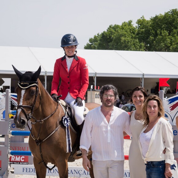 Alicia Store, Christophe Bonnat, guest et Coco Coupérie-Eiffel - Remise d'un prix lors du Longines Paris Eiffel Jumping au Champ-de-Mars à Paris, le 5 juillet 2015.  No web - No blog pour Belgique/Suisse People being awarded with a prize during the Longines Paris Eiffel Jumping on July 5th, 2015.05/07/2015 - Paris