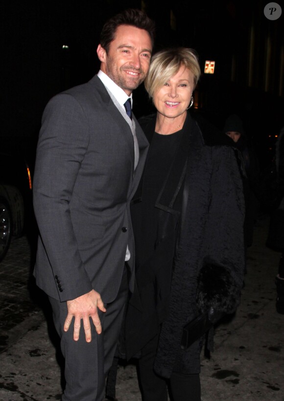 Hugh Jackman et sa femme Deborra-Lee Furness arrive au défilé-anniversaire de Donna Karan à New York le 10 février 2013