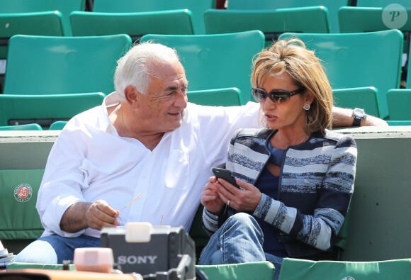 Dominique Strauss Kahn et sa compagne Myriam L'Aouffir dans les tribunes des Internationaux de France de tennis de Roland Garros le 30 mai 2015 à Paris
