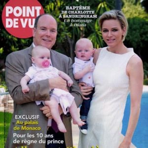 Le prince Albert II et la princesse Charlene de Monaco avec les jumeaux Gabriella et Jacques dans les bras lors d'une rencontre avec le magazine Point de Vue en juin 2015, dans la perspective du dixième anniversaire de l'avènement du souverain monégasque.