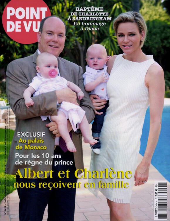 Le prince Albert II et la princesse Charlene de Monaco avec les jumeaux Gabriella et Jacques dans les bras lors d'une rencontre avec le magazine Point de Vue en juin 2015, dans la perspective du dixième anniversaire de l'avènement du souverain monégasque.