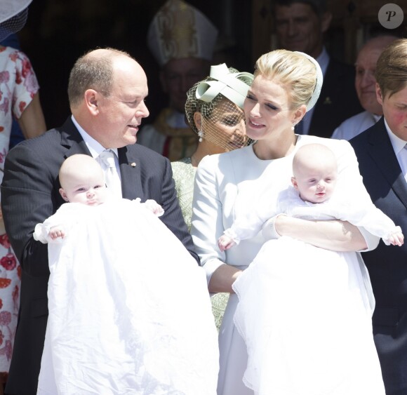 Le prince Albert II de Monaco avec la princesse Gabriella et la princesse Charlene de Monaco avec le prince Jacques lors du baptême des jumeaux princiers sur le Rocher le 10 mai 2015