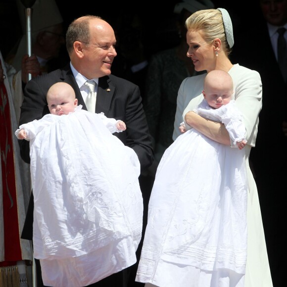 Le prince Albert II de Monaco avec la princesse Gabriella et la princesse Charlene de Monaco avec le prince Jacques lors du baptême des jumeaux princiers sur le Rocher le 10 mai 2015