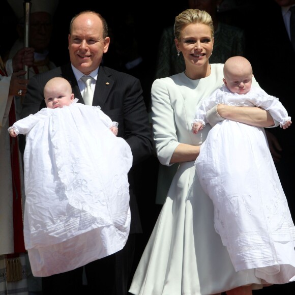 Le prince Albert II de Monaco avec la princesse Gabriella et la princesse Charlene de Monaco avec le prince Jacques lors du baptême des jumeaux princiers sur le Rocher le 10 mai 2015