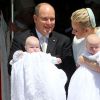 Le prince Albert II de Monaco avec la princesse Gabriella et la princesse Charlene de Monaco avec le prince Jacques lors du baptême des jumeaux princiers sur le Rocher le 10 mai 2015
