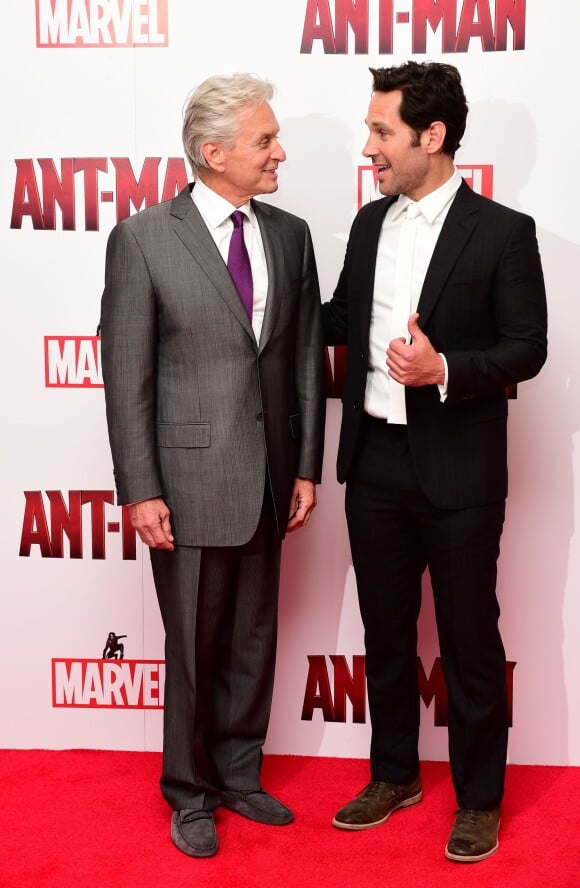 Michael Douglas et Paul Rudd lors de l'avant-première du film Ant-Man à Londres le 8 juillet 2015