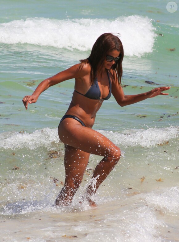 Claudia Jordan, de retour à Miami, profite de la plage et travaille son bronzage. Le 8 juillet 2015.