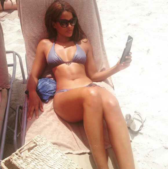 Claudia Jordan se dore la pilule sur une plage de Miami. Photo publiée le 8 juillet 2015.