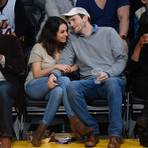 Mila Kunis et son fiancé Ashton Kutcher très amoureux et très complices au match de basket des Lakers à Oklahoma City, le 19 décembre 2014.